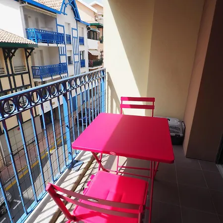 A Pour 2 Personnes Avec Terrasse Et Parking - Fr-1-474-38 *