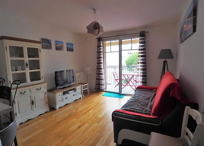 A Pour 2 Personnes Avec Terrasse Et Parking - Fr-1-474-38 Apartment